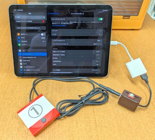 スイッチ一式を接続したタブレット