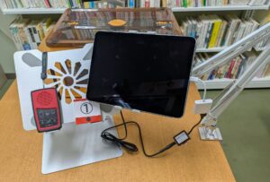 みかん箱セットの写真。タブレット、デイジー機器、スイッチ一式、スタンド、アームが映っている。