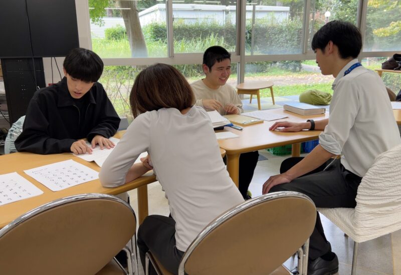 本学部視覚障害コース学生による点字紹介ブースの様子