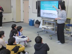 児童に向けて中島が授業説明をしている様子。